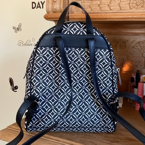 Michael Kors adjustable medium size backpack - Picture 4 of 15